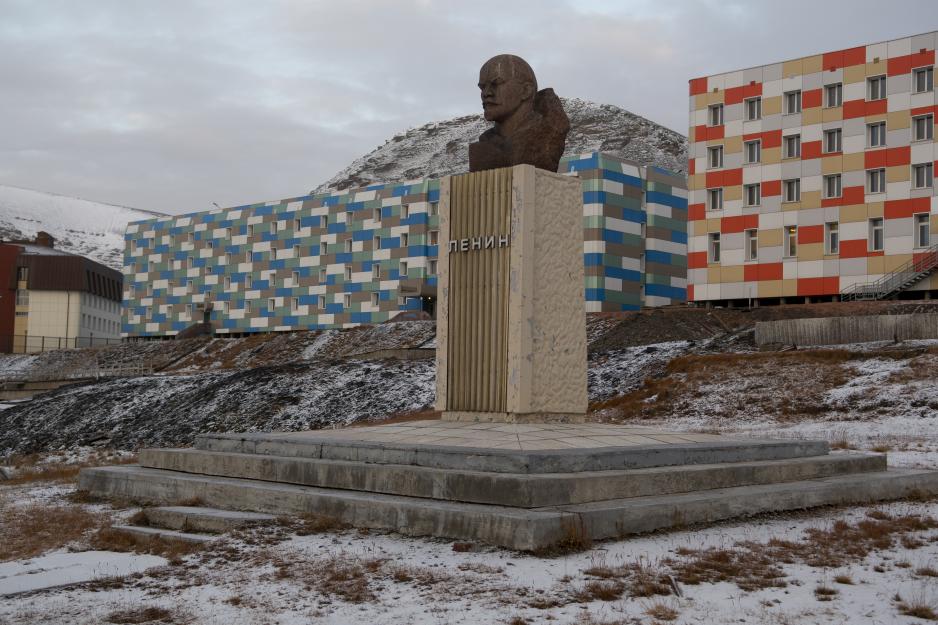 Lenin-statuen i sentrum av Barentsburg.