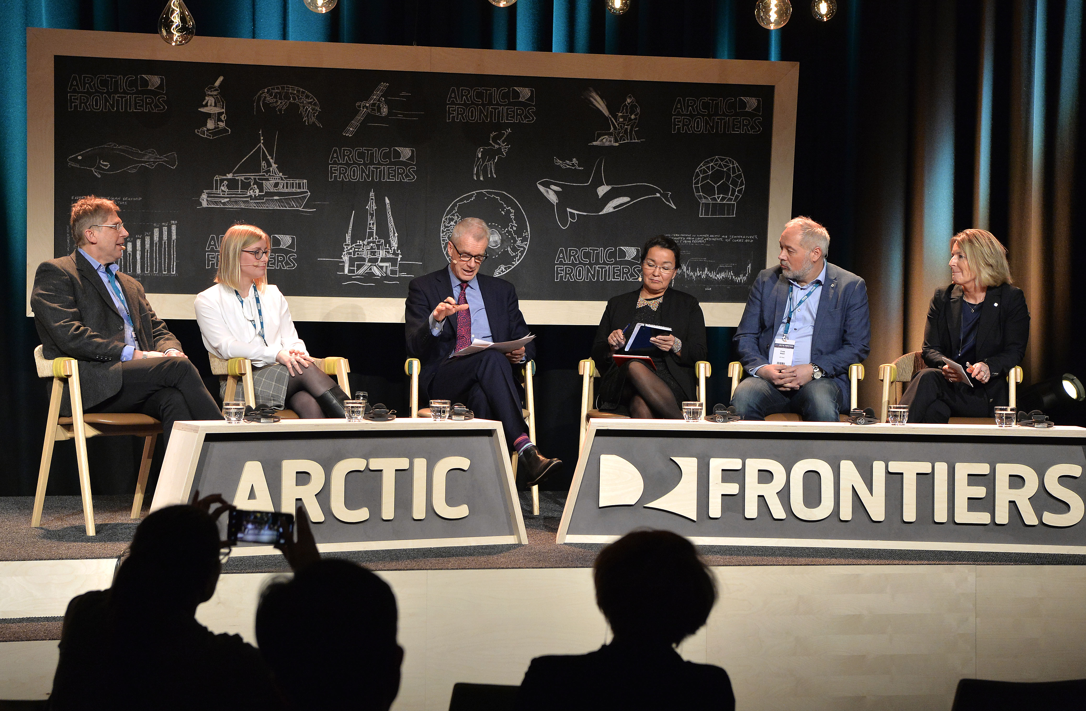 Jan Mostrøm og Frode Nilsen deltok i en paneldebatt om offshore energi og mineraler under Arctic Frontiers. Fra venstre: Jan Mostrøm, Sigrid Ina Simonsen (fylkesråd for kultur og næring i Troms), moderator Stephen Sackur, Ane Lone Bagger (minister i selvstyreregjeingen på Grønland), Forde Nilsen og Ingrid Schjølberg (professor i marin teknikk ved NTNU). (Foto: Terje Mortensen/Arctic Frontiers 2019.)