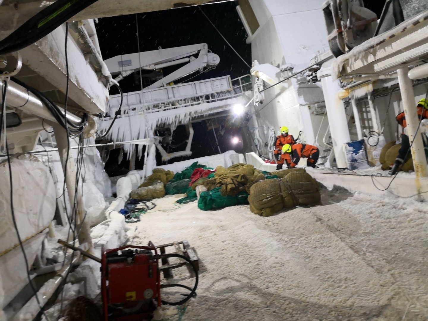Forliset av tråleren "Northguider" langt nord på Svalbard i mellomjula viste nok en gang hvor krevende søk og redningsoperasjoner i nordområdene kan være. Nå har EU bevilget 35 millioner kroner til et stort internasjonalt nettverkprosjekt som skal ledes av Hovedredningssentralen Nord-Norge. (Foto fra dekket på Northguider: Kystvakta/KV Svalbard).