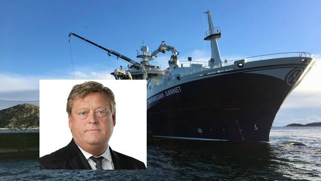 Fiskeriminister Harald T. Nesvik (innfelt) vil ikke la Hav Lines slaktebåt Norwegian Gannet seile til Hirtshals i Danmark med produksjonsfisk (skadet/såret fisk) av hensyn til omdømmet til norsk laks. Nå har NFD endret forskriften før striden er avgjort. (Foto: Hav Line og NFD).