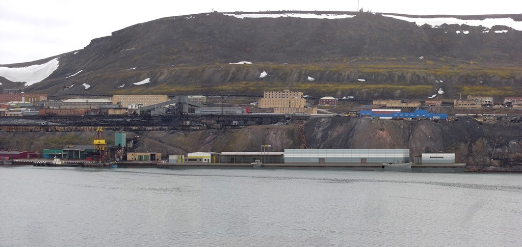 Installation place Rev 1. Barentsburg havn. Fiskemottak. (Foto: Line Nagell Ylvisåker) Installation place Rev 1. Barentsburg havn. Fiskemottak. (Foto: Line Nagell Ylvisåker)