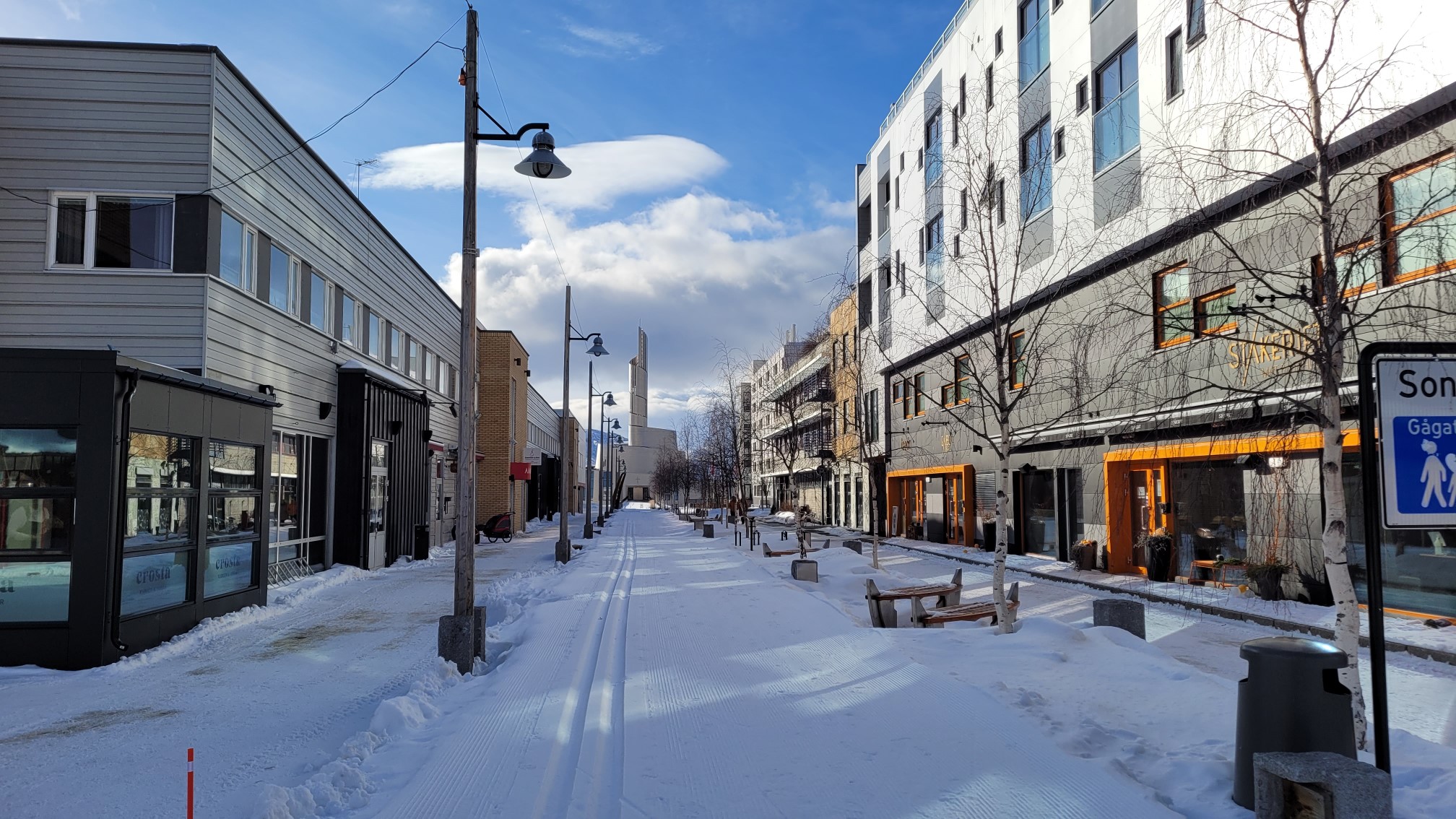 Alta Markedsgata i Alta med utsikt mot Nordlyskatedralen
