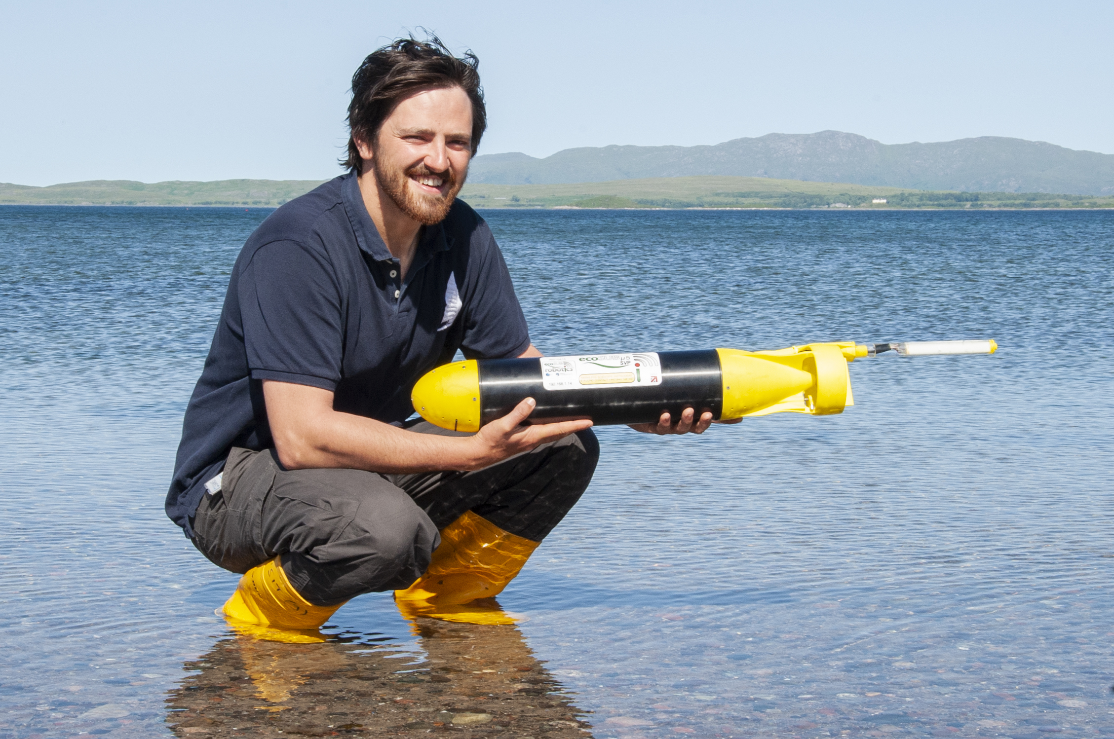 PhD-student James Coogan skal styre ecoSUB-en på toktet. (Foto: SAMS) PhD-student James Coogan skal styre ecoSUB-en på toktet. (Foto: SAMS)