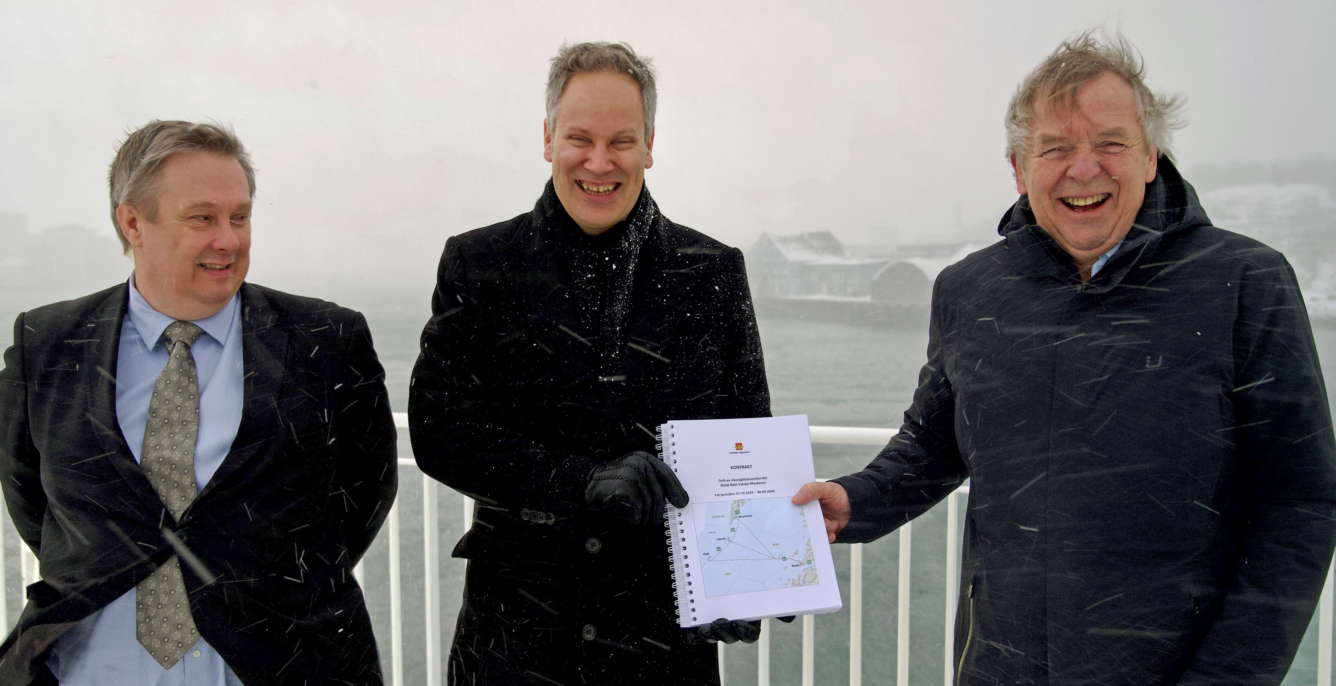 Fra venstre avdelingsdirektør ferje, Anders Sæternes i Statens vegvesen, samferdselsminister Jon-Ivar Nygård (Ap) og Torkild Torkildsen, som er administrerende direktør i Torghatten Nord. (Foto: Kent Even Grundstad/Statens vegvesen) Anders Sæternes. samferdselsminister Jon-Ivar Nygård, og Torkild Torkildsen.