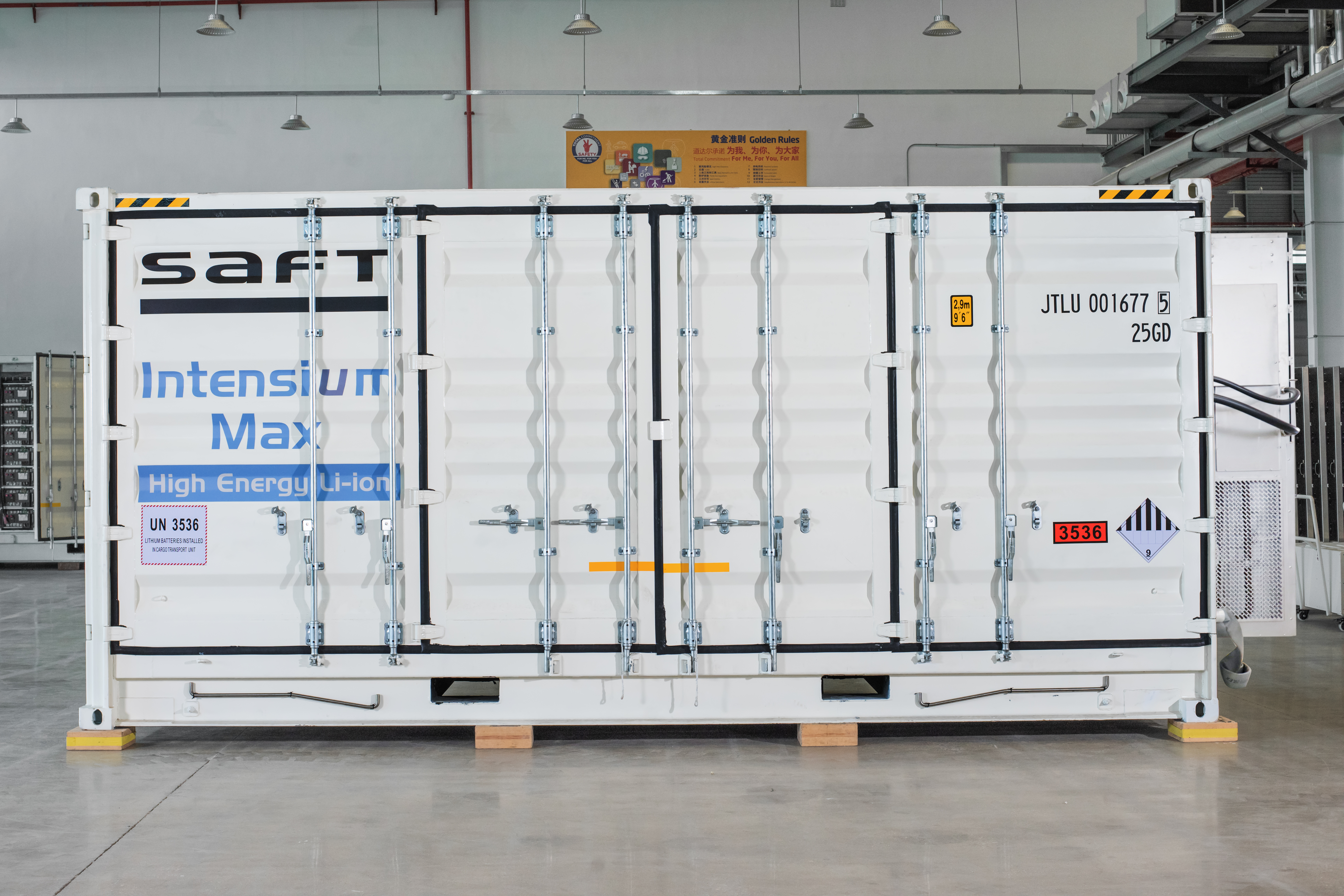 Batterisystemet er satt sammen av seks containere på seks meter (20-fot). Batterileveransen til Longyearbyen vil være den største arktiske leveransen hittil. Systemet har en effekt på seks megawatt (MW) og kan lagre sju megawatttimer (MWh). (Foto: Saft) Batteri Saft