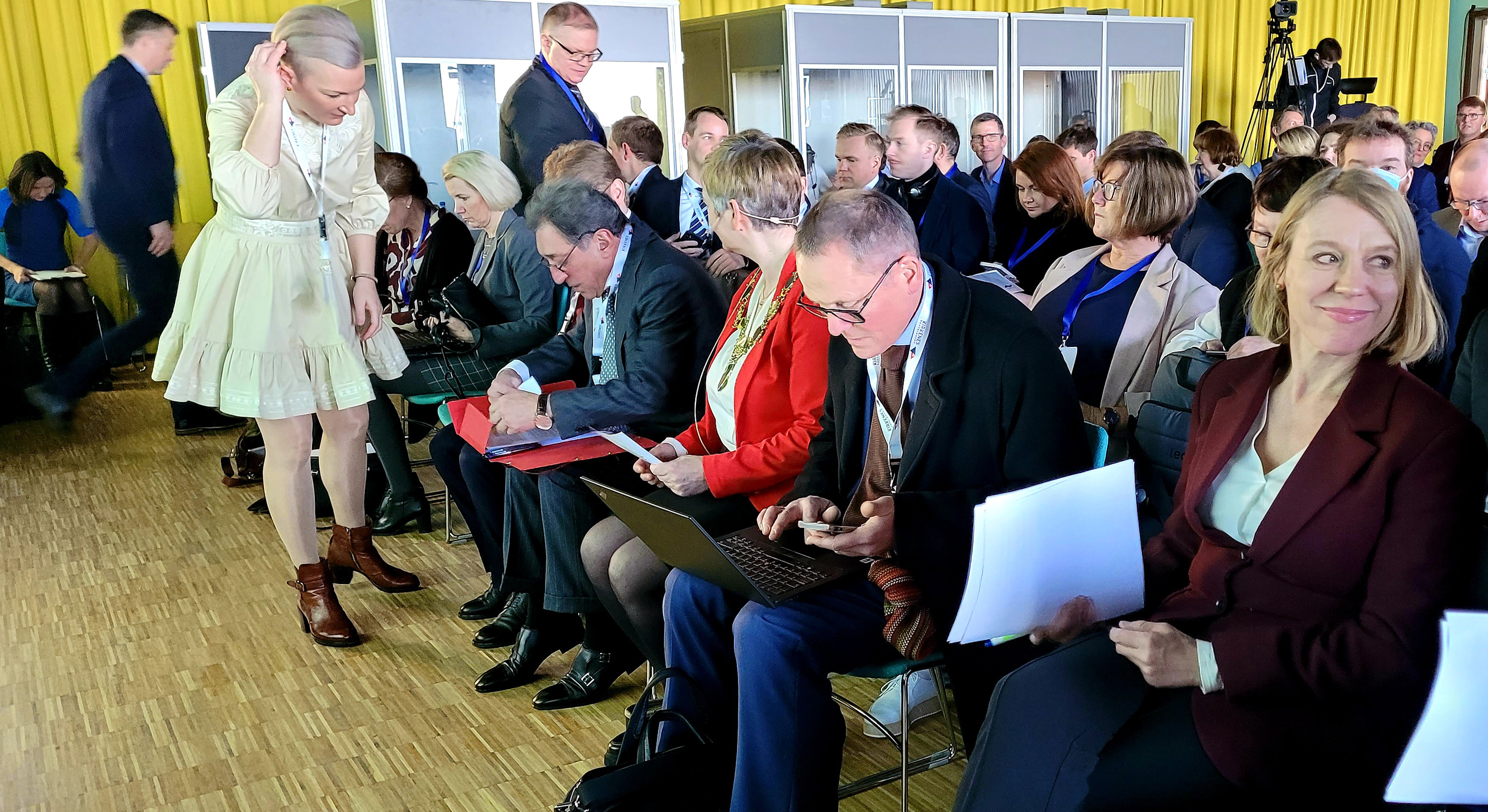 I samme rom. Norges utenriksminister Anniken Huitfeldt og den russiske ambassadør til Norge, Teimuraz Ramishvili. Bak leder for Kirkeneskonferansen, Guro Brandshaug. (Foto: Arne O. Holm) Anniken Huitfeldt og Teimuraz Ramishvili på Kirkeneskonferansen 2022