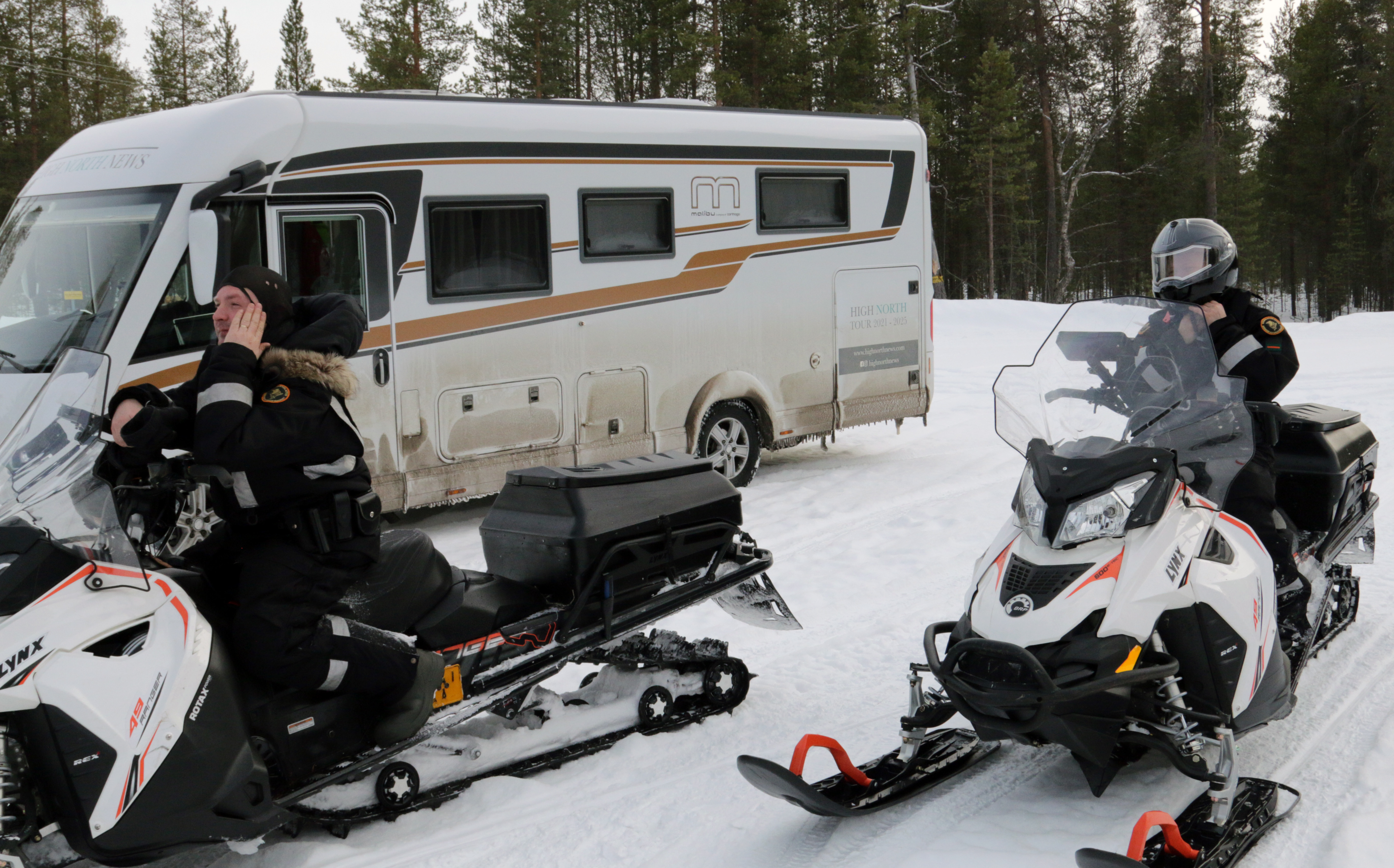 Grensa mot en krigers nabo i øst voktes av patruljer på snøscooter. (Foto: Arne O. Holm) Snøscooterpatrulje på grensa mellom Russland og Finland.