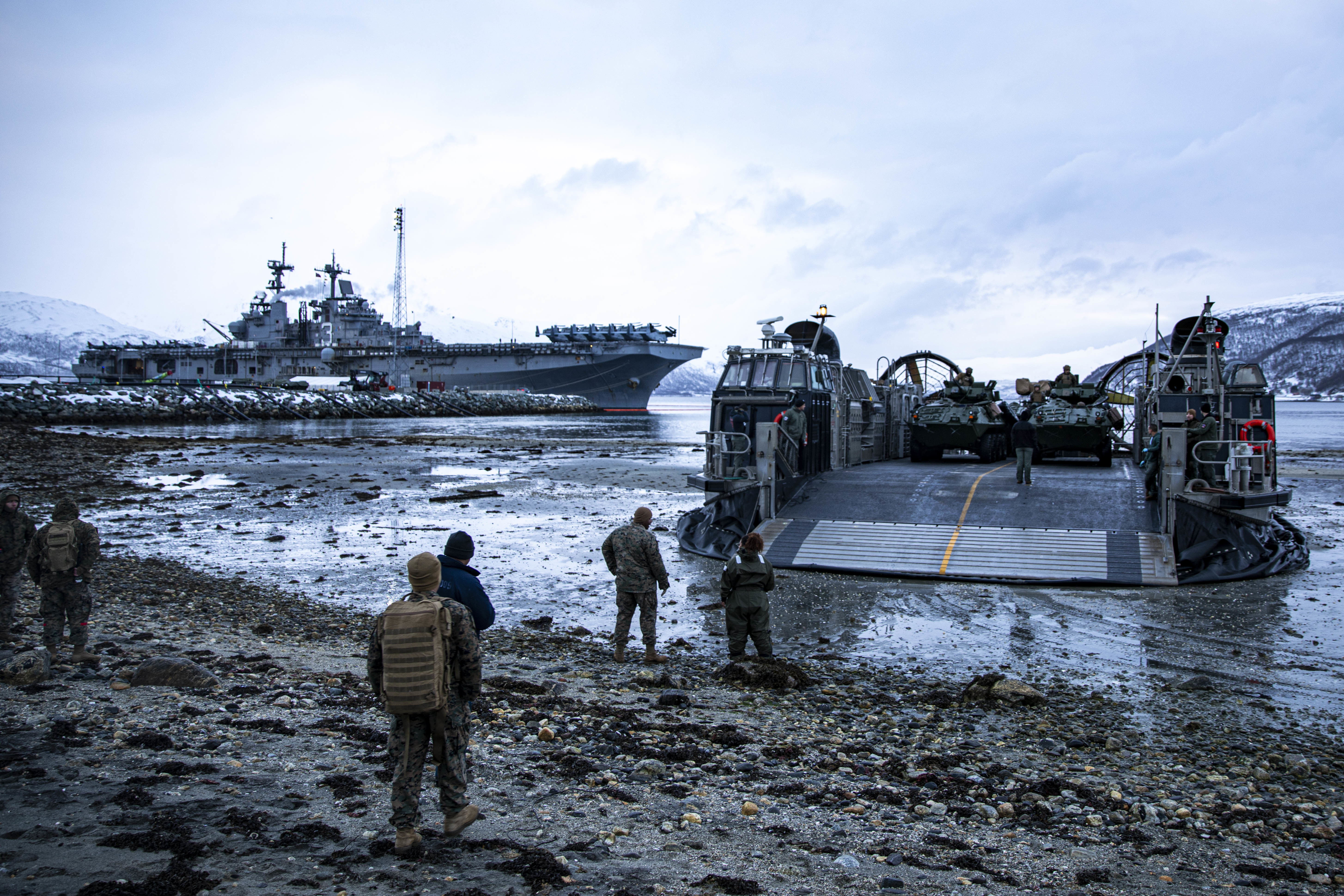 Et amerikansk landgangsfartøy i flåtegruppen til angrepsskipet USS Kearsarge (t.h.) laster av stridsvogner utenfor Tromsø 11. april i år. Dette var i forbindelse med trening for å styrke amerikansk-norsk evne til operativt samvirke, ifølge den amerikanske marinen. (Foto: Armando Elizalde/U.S. Marine Corps) Et amerikansk landgangsfartøy i flåtegruppen til angrepsskipet USS Kearsarge (t.h.) laster av stridsvogner utenfor Tromsø 11. april i år. Dette var i forbindelse med trening for å styrke amerikansk-norsk evne til operativt samvirke, ifølge den amerikanske marinen. (Foto: Armando Elizalde/U.S. Marine Corps)