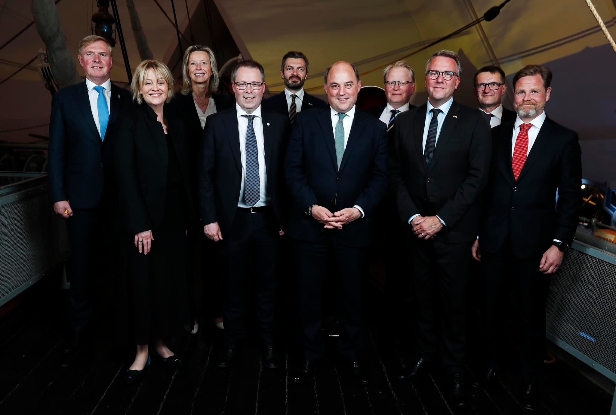 Representanter for de ti landene i Joint Expeditionary Force i Oslo for møter og øvelse denne uken. F.v. første rad: Bryndis Kjartansdóttir (Island), Bjørn Arild Gram (Norge), Ben Wallace (Storbritannia), Morten Bødskov (Danmark), Janne Kuusela (Finland). F.v. andre rad: Kaitseminister Kalle Laanet (Estland), Kajsa Ollongren (Nederland), Margris Abukevicius (Litauen), Peter Hultqvist (Sverige) og Jānis Garisons (Latvia). (Foto: Torbjørn Kjosvold/Forsvaret)