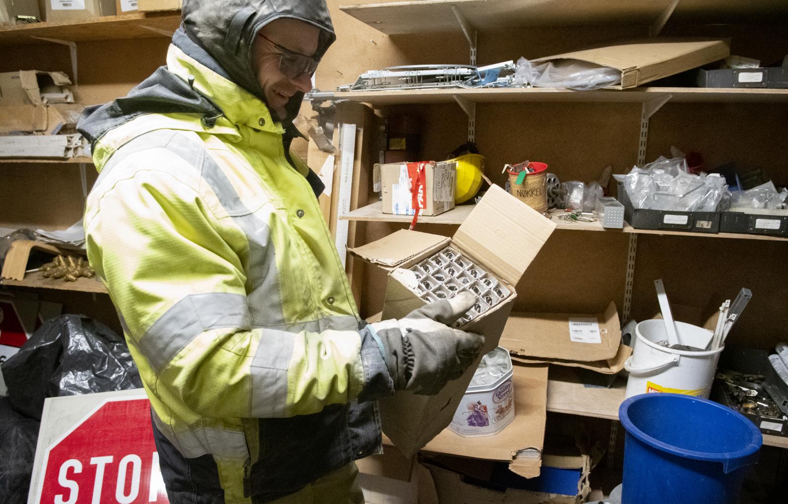 Tommy Furulund på lageret. Svea. (Foto: Line Nagell Ylvisåker)