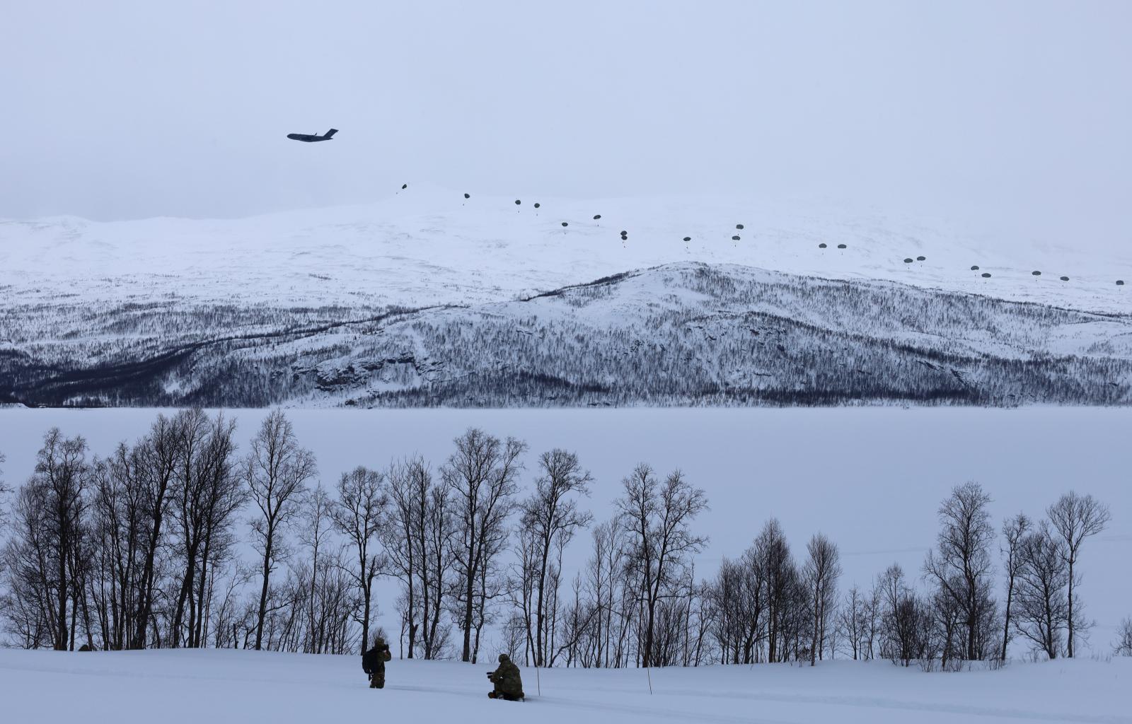 Fra fallskjermhopp ved Takvatnet, indre Troms