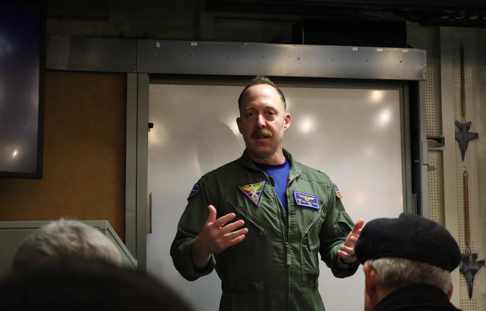 Kommandør David Dartez, sjef for Carrier Air Wing Eight