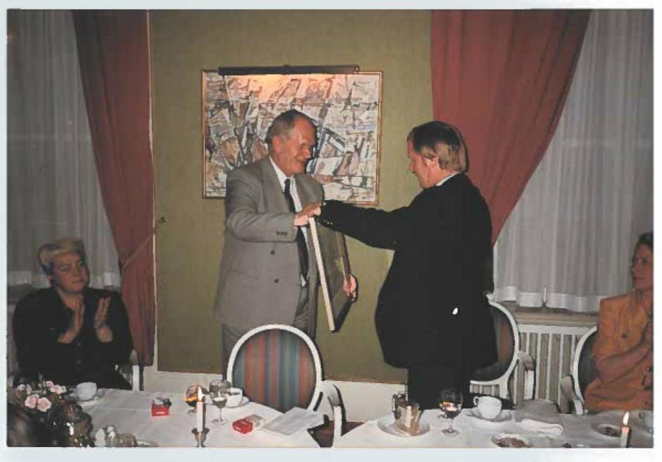 Høytidelige overrekkelser av gaver mellom venner på Grand Hotell i Bodø. (Foto: Viggo Eide, NFK).