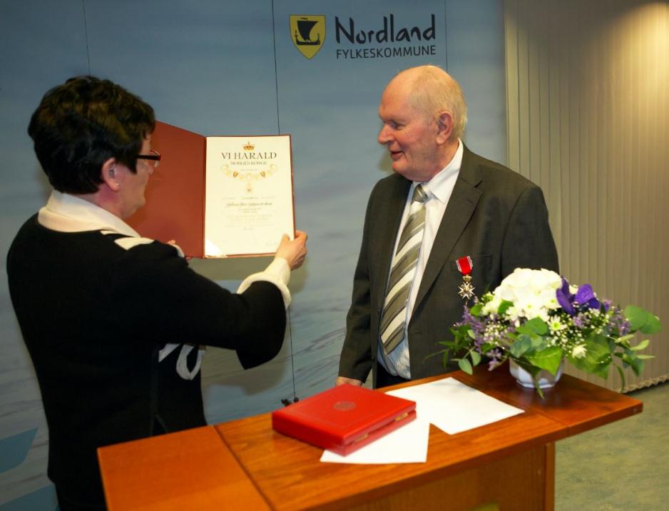 Bilde: Fylkesmann Hill-Marta Solberg overrekker St. Olavs orden til Sigbjørn Eriksen i 2010. (Foto fra NFK).