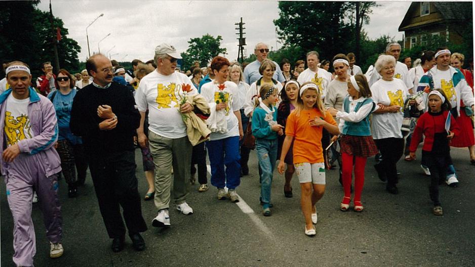 Folk-til-folk. Sigbjørn Eriksen deltar i en norsk-russisk turmarsj i forbindelse med Nordlandsdagene i Leningrad i 1995. Omlag 400 nordlendinger deltok i en marsj som gikk fra rådhuset i Kirovsk til krigsminnemuseet Diorama. (Foto fra NFK).