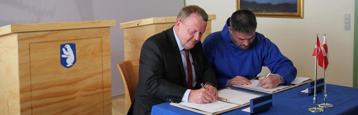 Den danske statsministeren, Lars Løkke Rasmussen (t.v.) og formannen for Naalakkersuisut på Grønland, Kim Kielsen, signerte avtalen om dansk medfinansiering av tre grønlandske lufthavner tidligere i år. (Foto: Naalakkersuisut).