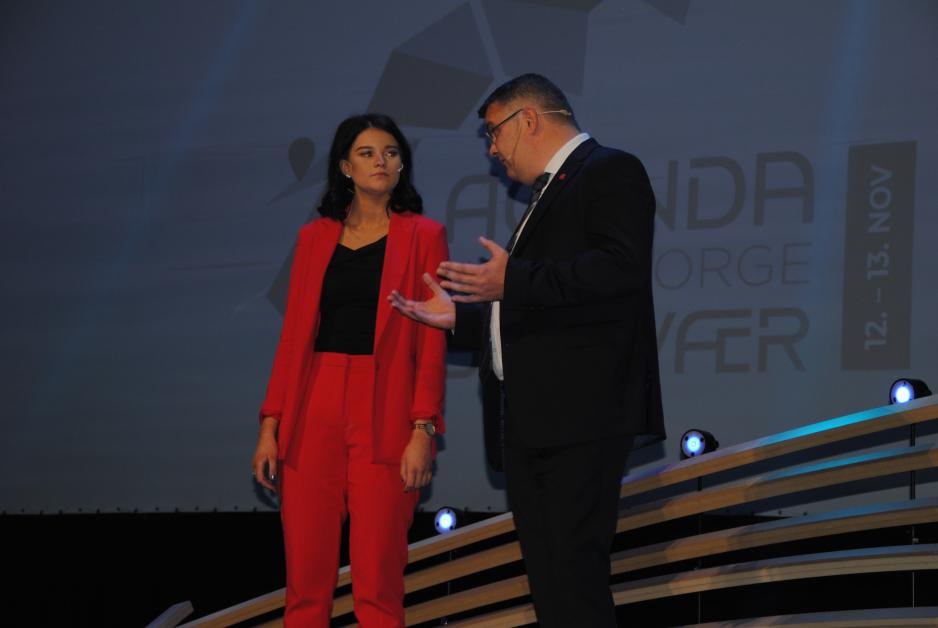 Olje- og energiminister Kjell-Børge Freiberg (FrP) benyttet ikke anledningen til dialog om standpunkter under møtet med 18 åringen Thea Heltne Kjelstad på Agenda Nord-Norge-konferansen i Svolvær. (Foto: Arne F. Finne)