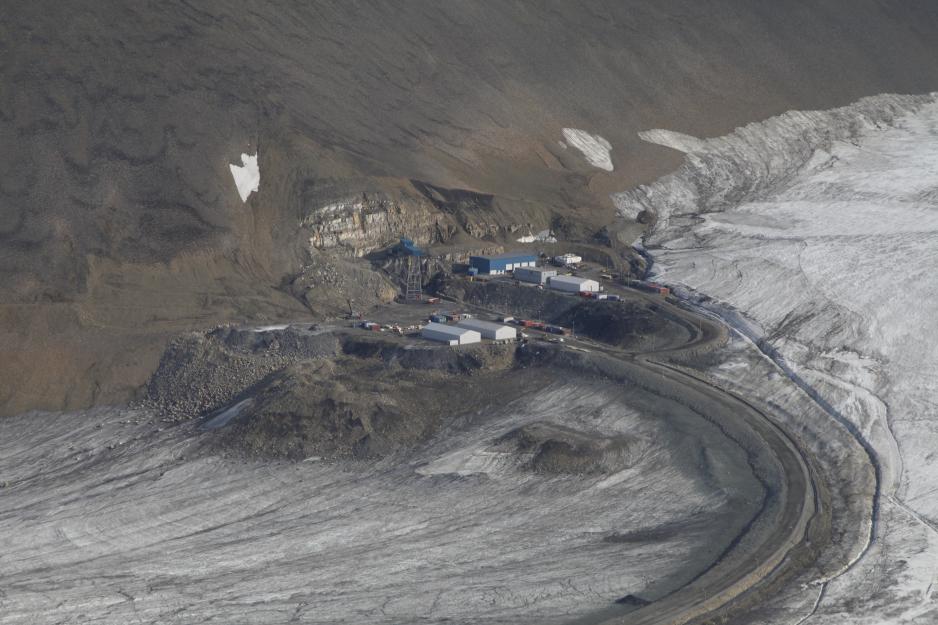 Syv entreprenører har levert inn anbud på jobben med å rydde opp etter gruvedriften i Lunckefjell på Svalbard. (Foto: Bjarki Friis, SNSK).