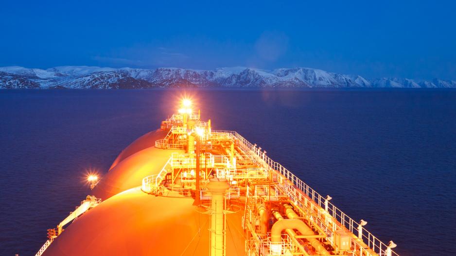 An LNG carrier of the Norwegian coast in winter Source: Courtesy of Torbein Rønning on Flickr.com under CC BY-NC-ND 2.0 // LNG-lasteskip ved norskekysten vinterstid. (Foto: Torbein Rønning/Flickr)