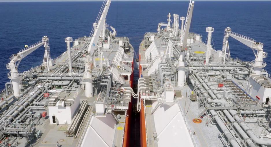 Ship-to-ship transfer of LNG. (Photo: Courtesy of Excelerate Energy) Ship-to-ship transfer of LNG. (Photo: Courtesy of Excelerate Energy) // Skip-til-skip-omlasting av flytende naturgass. (Foto: Excelerate Energy)
