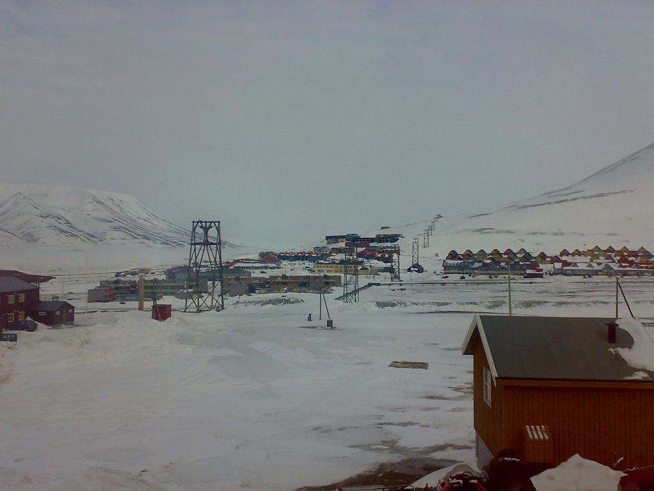 Svalbard miljøvernfond deler ut millioner av kroner hvert år - aller mest til statlige aktører på Svalbvard. (Illustrasjonsfoto fra Longyearbyen av bjoertvedt/wikimedia commons).