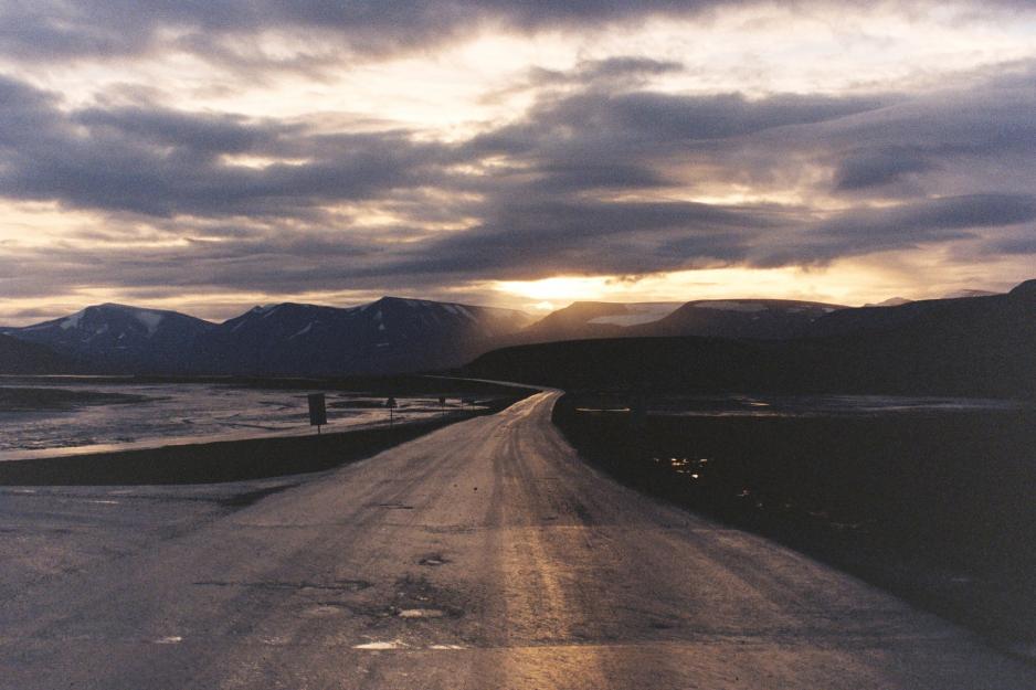 Vedlikehold av veier som tilhører Nærings- og fiskeridepartementet koster Longyearbyen lokalstyre millioner hvert år. Nå skal det ryddes i avtaleforholdene. (Illustrasjonsfoto: meta_nh, Wikimedia Commons).