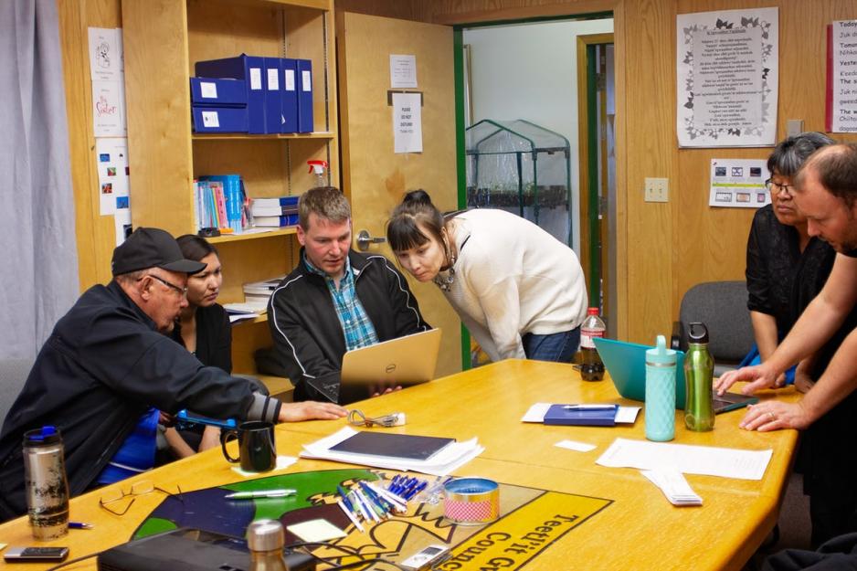 Members of Dinjii Zhuh (Gwich'in) communities in the Northwest Territories attending a digital literacy workshop in June 2018. (Photo: Hanne Pearce).
