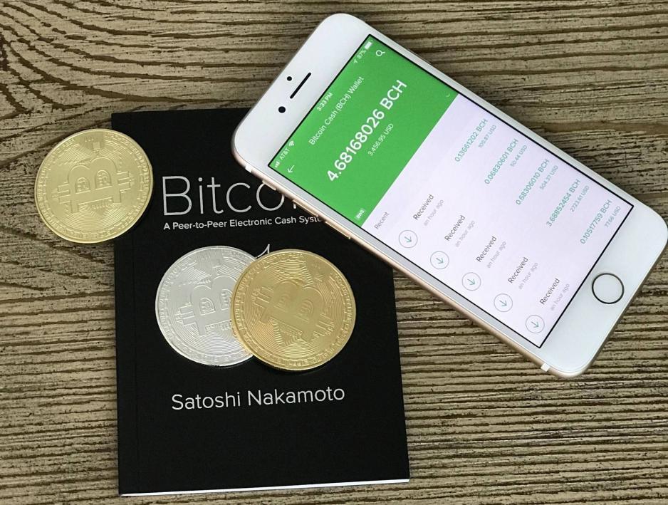 Illustrasjonsfoto: Satoshi Nakamoto and Bitcoin.com. Wikimedia Commons.