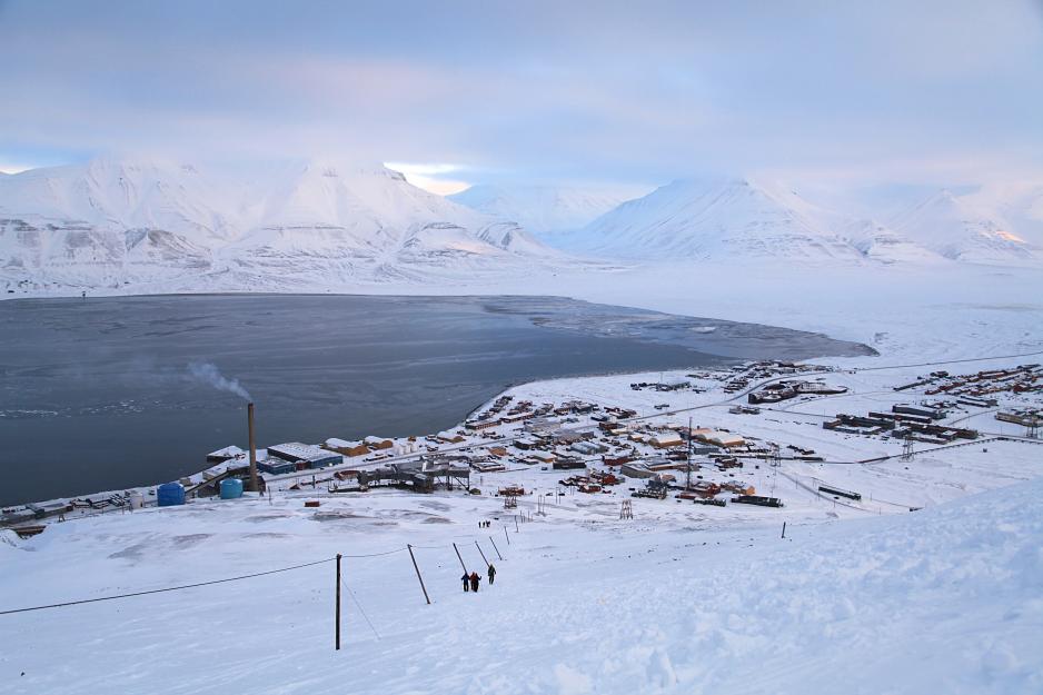 Temperaturen stiger til nye og dramatiske høyder på Svalbard. Endringene siden 1971 tilsvarer forskjellen i årstemperatur mellom Oslo og Tromsø. (Foto: Longyearbyen, Marcela Cardenas, Nordnorge.com).