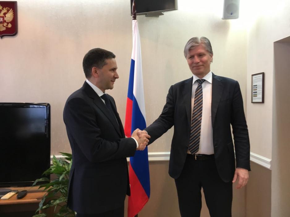 Dmitrij Kobylkin (t.v.) og Ola Elvestuen diskuterte både luftforurensningen fra Norilsk Nikel og oppryddingen i atomavfall i Andrejevbukta da de møttes i Moskva tirdag. (Foto: KLD).