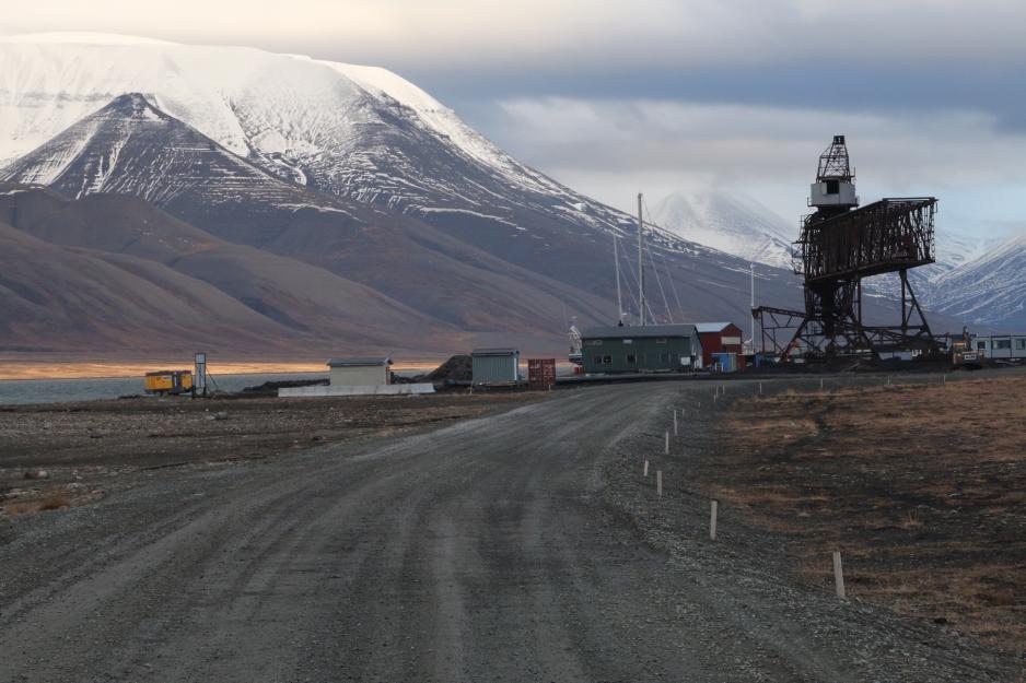 Store Norske vil stenge gruva i Svea. Her fra kullkaia i Longyearbyen. (Foto: Arne O. Holm) Gruva i Svea skal stenges. Her fra kullkaia i Longyearbyen. (Foto: Arne O. Holm)