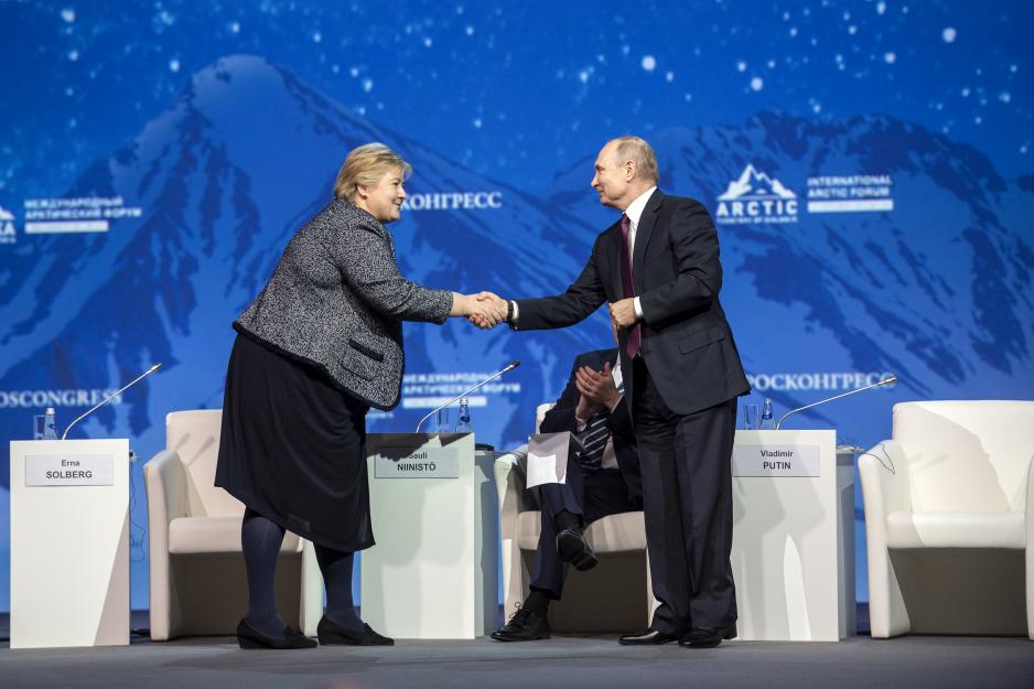 Statsminister Erna Solberg og president Vladimir Putin på scenen under International Arctic Forum i St. Petersburg denne uka, der det ble forsøkt å finne samarbeidsplattformer til tross for sanksjoner og motsanskjoner. Foto: Arne O. Holm Solberg og Putin