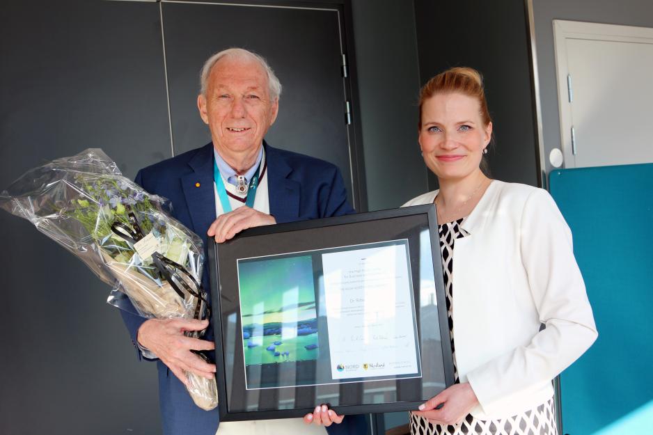 Dr. Robert Corell receiving the the High North Hero Award of 2019 from Anu Fredrikson of the Arctic Frontiers conference. (Photo: Amund Trellevik) High North Hero 2019
