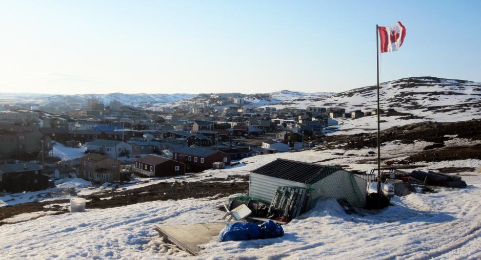 Fem prosent av innbyggerne i Nunavuts hovedstad, Iqaluit, manglet egen bolig i den perioden forskerne gjennomførte sine studier på stedet. Små forbedringer i boligstadard kan bidra til å redusere spredning og forekomst av tuberkulose, mener forskergruppen. (Illustrasjonsfoto: Aaron M. Lloyd, Wikimedia Commons).