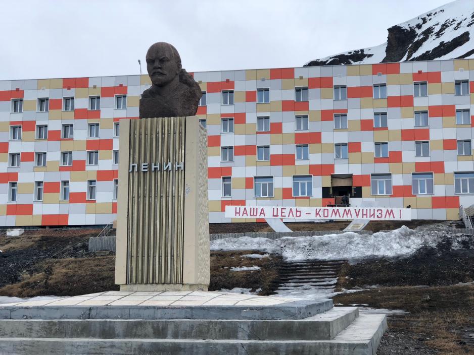 “Our goal is Communism!” – the Russians have maintained mining towns on Svalbard since the 1930s. Svalbard is also home to two of the world’s northernmost Lenin statues, one of which (above) stands in the main square of Barentsburg, the principal Russian settlement on the archipelago. (Photo: Alina Bykova)