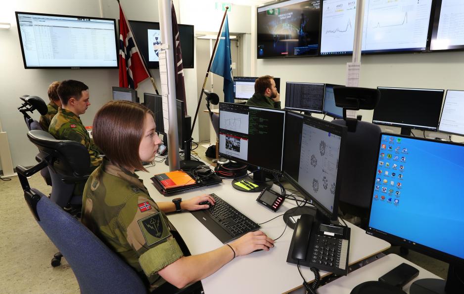 Fra Cybersikkerhetssenteret ved Cyberforsvaret på Jørstadmoen. Foto: Torbjørn Kjosvold / Forsvaret Fra Cybersikkerhetssenteret ved Cyberforsvaret på Jørstadmoen. Foto: Torbjørn Kjosvold / Forsvaret