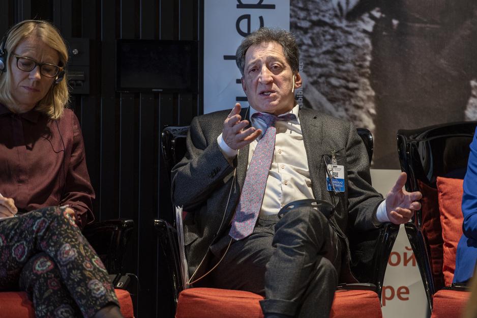 Russland kan ikke gjøre noe annet enn å sitte helt i ro. Det er opp til andre å være en del av dette spillet, sier Russlands ambassadør til Norge, Teimuraz Otarovich Ramishvili. (Foto: Jonas Karlsbakk, Barentssekretariatet) Anniken Huitfeldt og Tejmuraz Ramisjivili