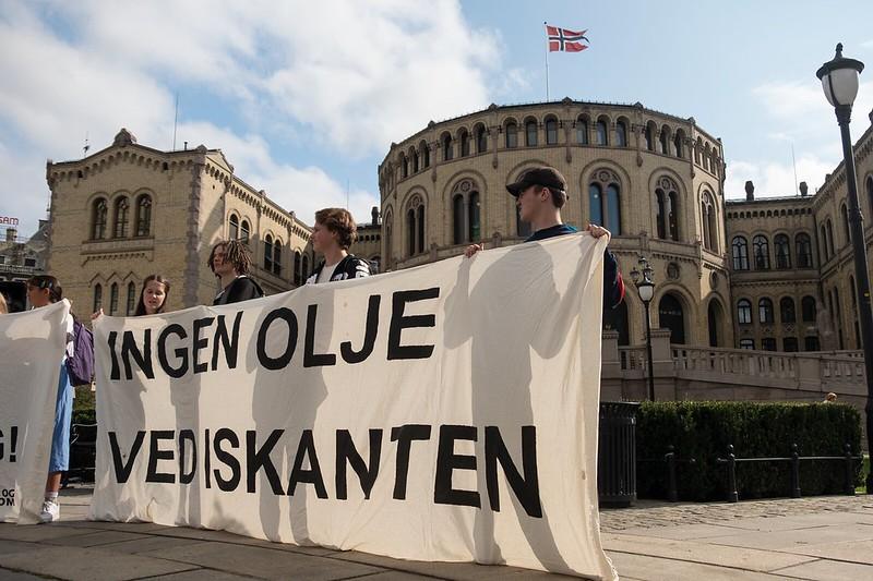 Natur og Ungdom demonstrerer utenfor Stortinget. Foto: Natur og Ungdom. Natur og Ungdom demonstrerer utenfor Stortinget. Foto: Natur og Ungdom.