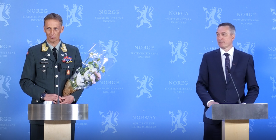 Eirik Johan Kristoffersen og Frank Bakke-Jensen under presentasjonen av ny forsvarssjef