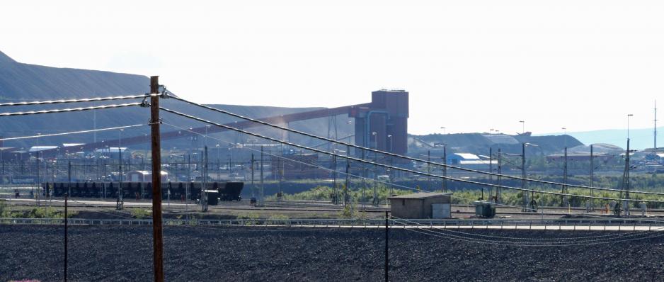 Det svenske statseide gruveselskapet LKAB er den største jernmalmprodusenten i Europa. Selskapet driver jernmalmgruve i byen Kiruna, nord i Sverige. (Foto: Arne O. Holm) kiruna_gruva