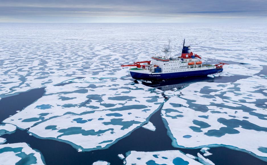 Heading for the new MOSAiC ice floe, Polarstern travels towards the North Pole. (Source: Courtesy Steffen Graupner)
