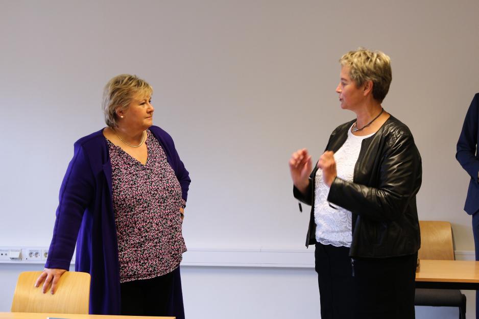 Statsminister Erna Solberg og rektor ved Nord universitet, Hanne Solheim Hansen. (Foto: Trine Jonassen, High North News)
