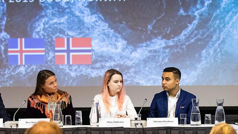 Daria Makhotina fra Murmansk, Sebastian Henriksen fra Tromsø og Rosa-Maren Magga fra Enontekio. Foto Stortinget