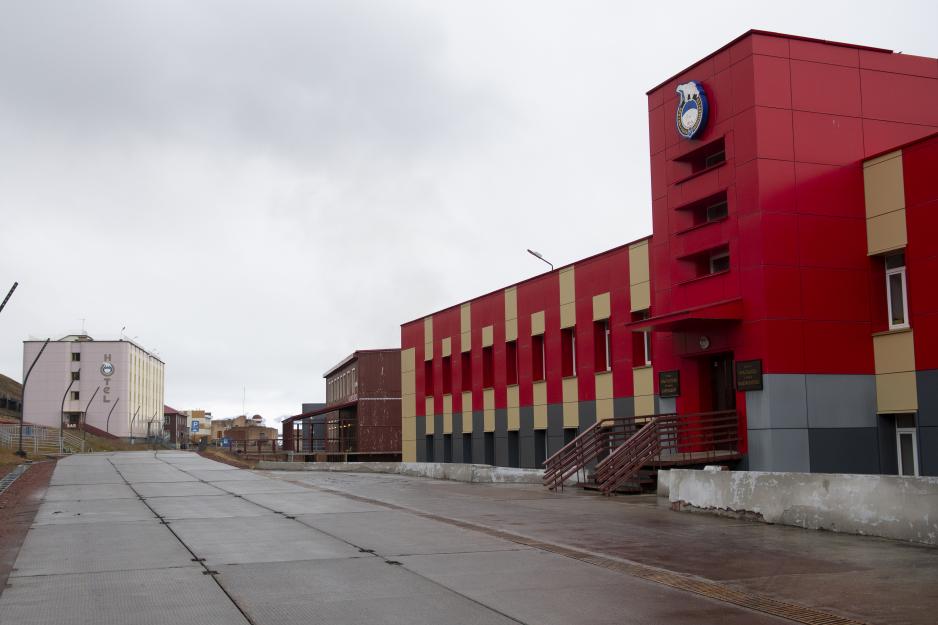 Gruveselskapet Trust Arktikugol sitt administrasjonsbygg (t.h.) der også gruvearbeidarane og turistane som skal besøke gruva går inn. Til venstre for administrasjonsbygget ligg bryggeri- og restauranthuset Red Bear. (Alle foto: Line Nagell Ylvisåker) Gruveselskapet Trust Arktikugol sitt administrasjonsbygg