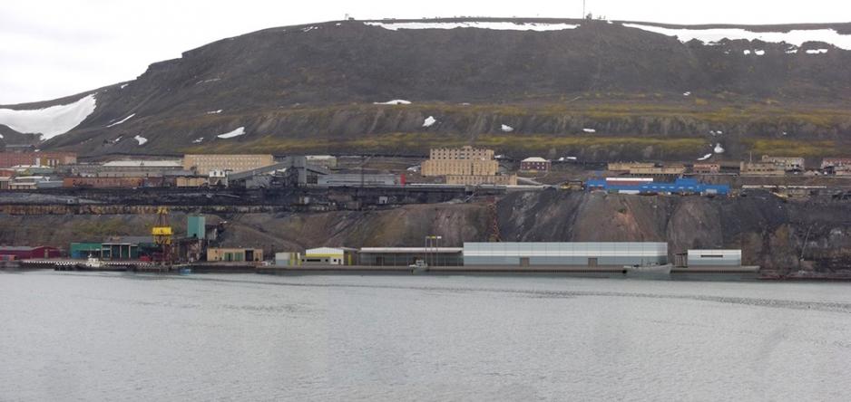 Installation place Rev 1. Barentsburg havn. Fiskemottak. (Foto: Line Nagell Ylvisåker) Installation place Rev 1. Barentsburg havn. Fiskemottak. (Foto: Line Nagell Ylvisåker)