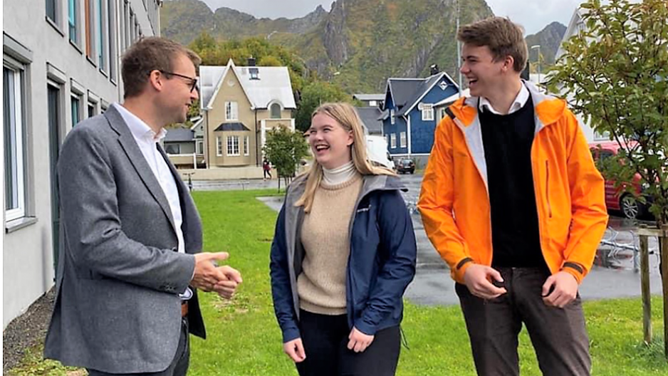 Barne- og familieminister Kjell Ingolf Ropstad (KrF) møtte Marthe Øijord (17) fra Meløy og Max Gårdvik Hoffman (18) fra Nesna møtte i Svolvær for å snakket om ungdomspanelet arbeid med Nordområdemeldingen. (Foto: Utenriksdepartementet) Barne- og familieminister Kjell Ingolf Ropstad (KrF) møtte Marthe Øijord (17) fra Meløy og Max Gårdvik Hoffman (18) fra Nesna møtte i Svolvær for å snakket om ungdomspanelet arbeid med Nordområdemeldingen. (Foto: Utenriksdepartementet)