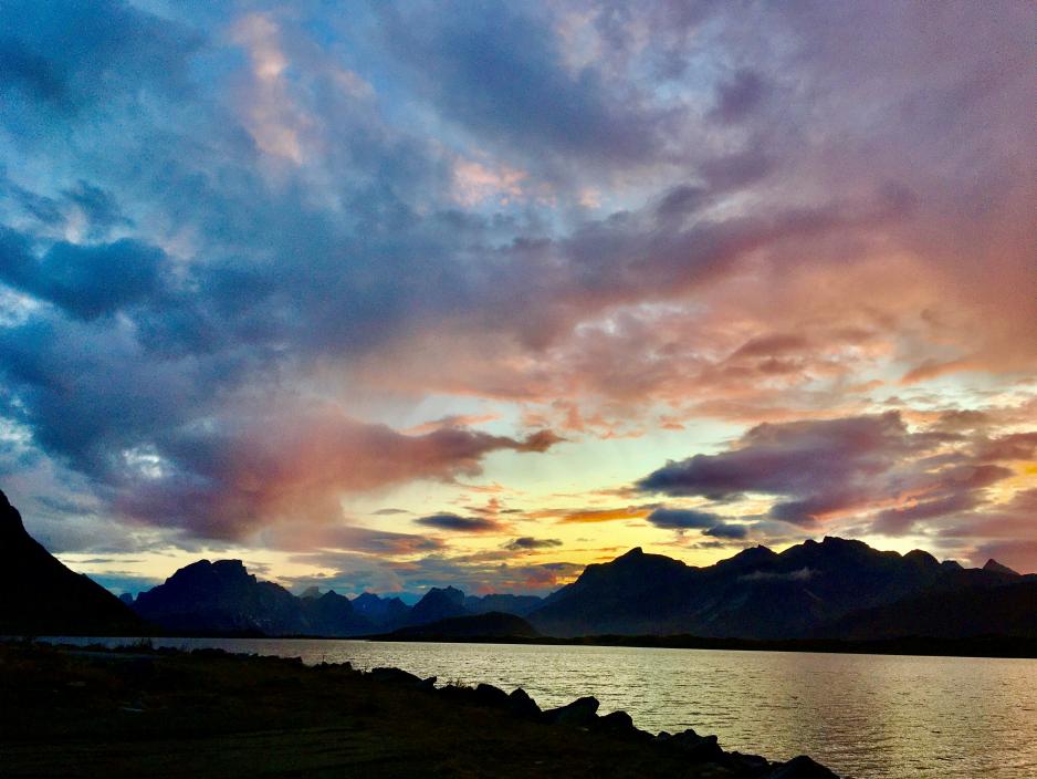 Solnedgang i oktober. Ramberg, Lofoten. (Foto: Trine Jonassen) Solnedgang i oktober. Ramberg, Lofoten. (Foto: Trine Jonassen)