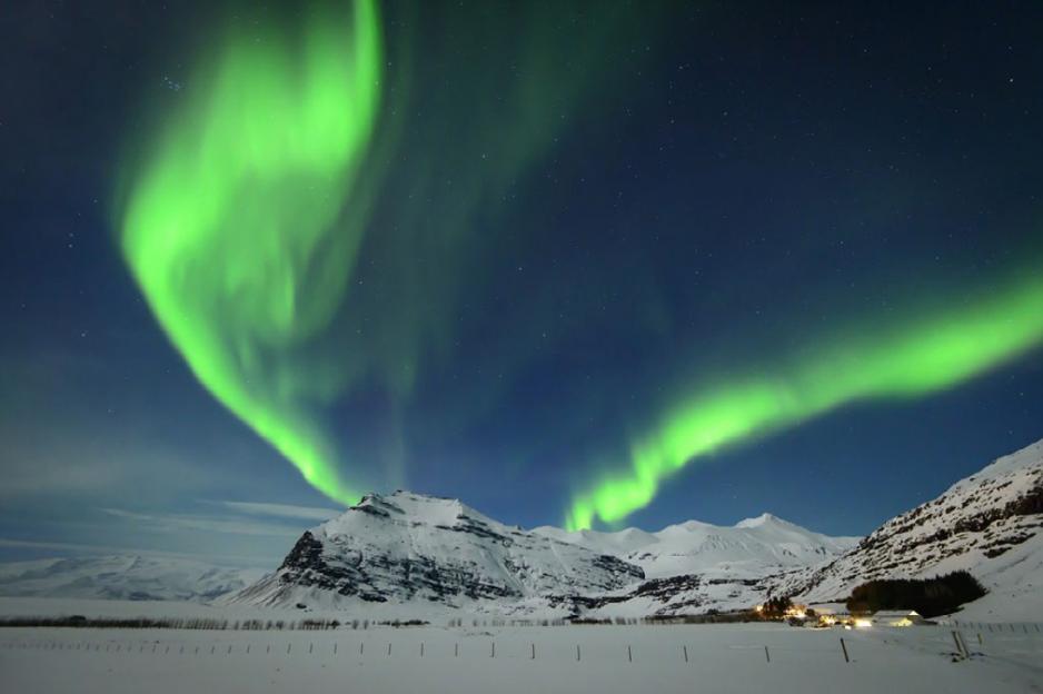 Aurora. Nordlys. Snø. Bygd. (Foto: Alex Prykhodko/Adobe) Aurora. Nordlys. Snø. Bygd. (Foto: Alex Prykhodko/Adobe)