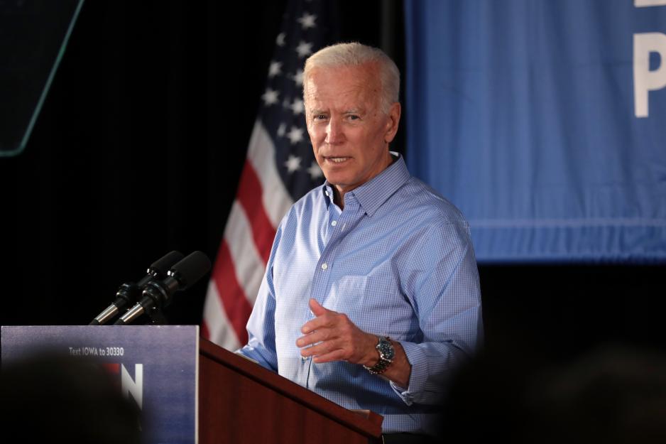 President Joe Biden og den nye administrasjonen legger vekt på en omfattende tilnærming for å adressere klimaendringene. Biden plasserer blant annet klimakrisa i utenrikspolitiske -og nasjonale sikkerhetshensyn. (Foto: Gage Skidmore). Joe Biden
