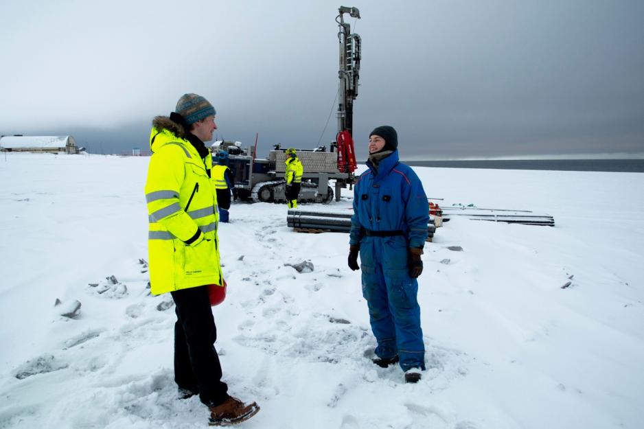 Prosjektleiar Rasmus Bøckman og mastergradstudent Kjersti Buraas Snoen ved boreriggen nedanfor flyplassen i Longyearbyen. (Foto: Line Nagell Ylvisåker) Prosjektleiar Rasmus Bøckman og mastergradstudent Kjersti Buraas Snoen ved boreriggen nedanfor flyplassen i Longyearbyen. (Foto: Line Nagell Ylvisåker)